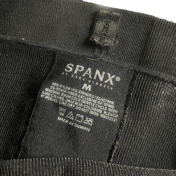 SPANX Assets Medium High Waist Shaping Breathable Shorts Black - Picture 2 of 3